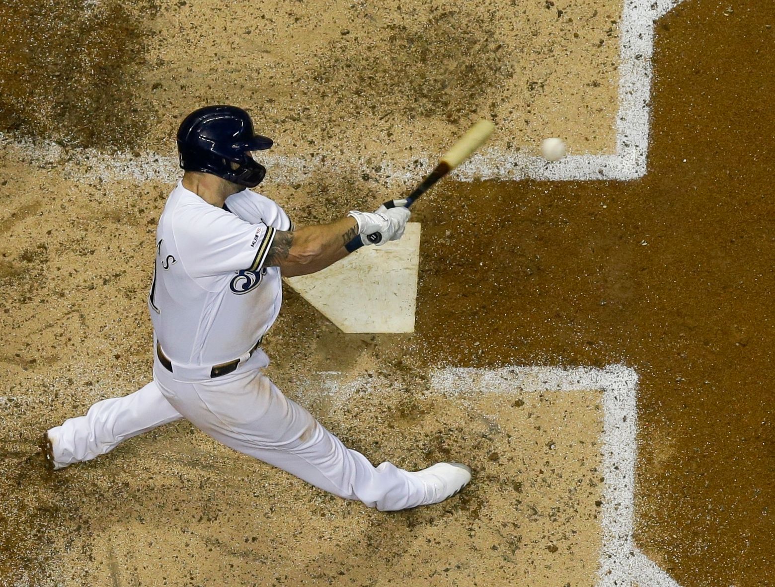 Milwaukee Brewers third baseman Mike Moustakas (11) and first