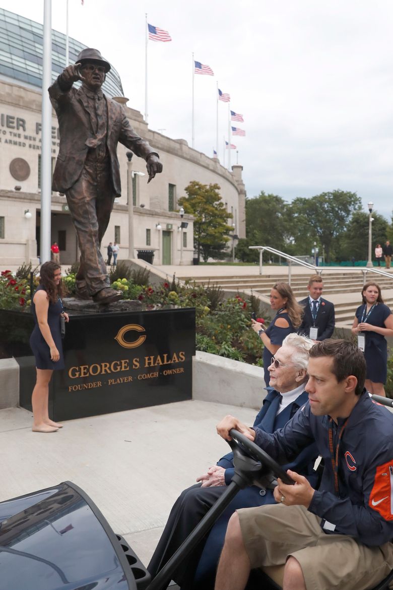 Photo: Statue of Chicago Bears and Pro Football Hall of Fame