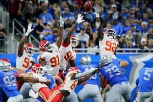 Chiefs score late, stay undefeated with 34-30 win over Lions