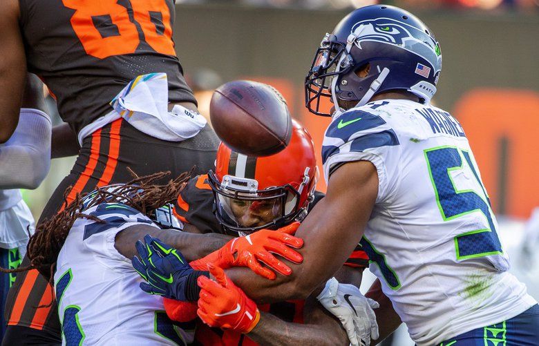 Late comeback, botched FG give Seahawks 10-9 win