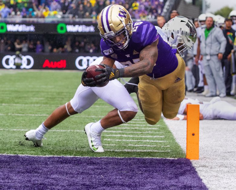 Salvon Ahmed throwing his dubs - Washington Husky Football