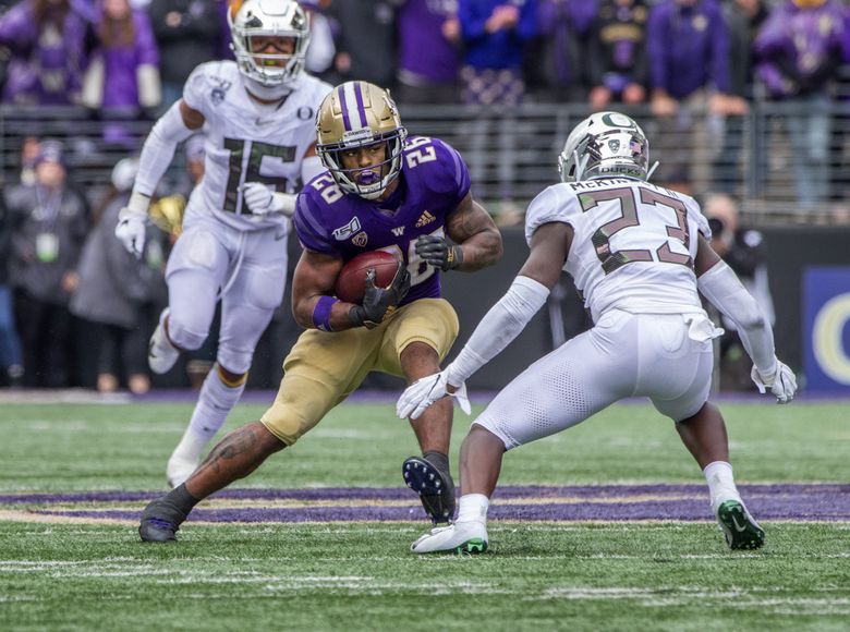 Salvon Ahmed throwing his dubs - Washington Husky Football