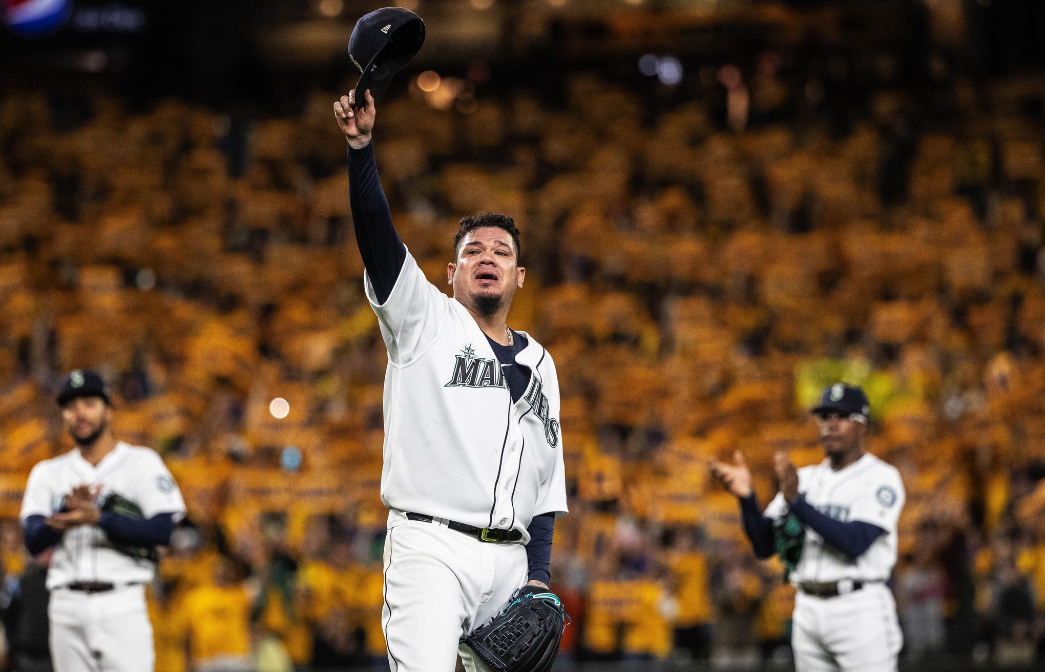 Felix Hernandez signs record deal with Mariners