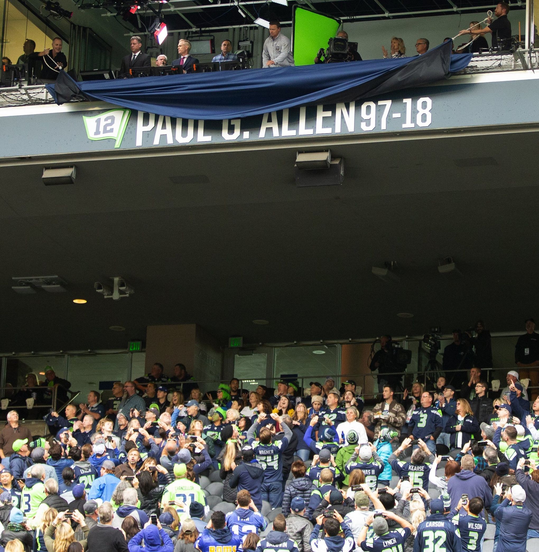 Seahawks induct Paul Allen as 12th member in Ring of Honor