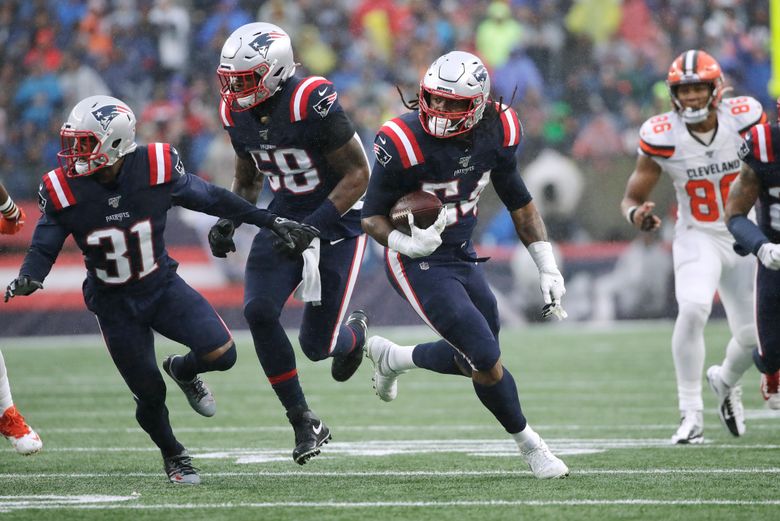 New England Patriots linebacker Dont'a Hightower (54) runs off the