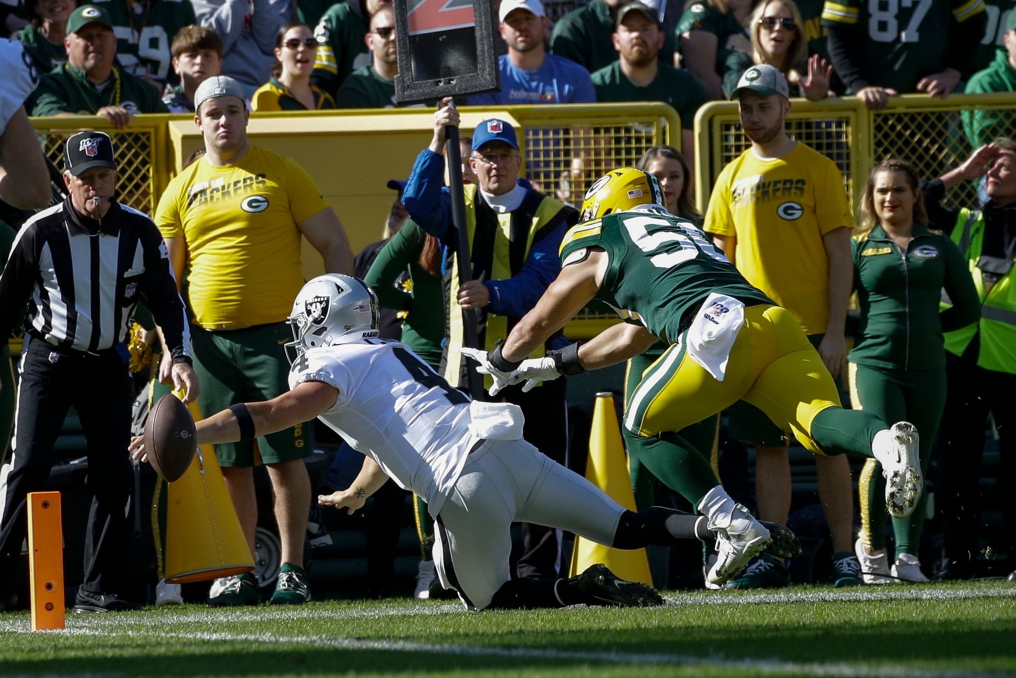 Packers score six TDs in 42-24 win over Raiders