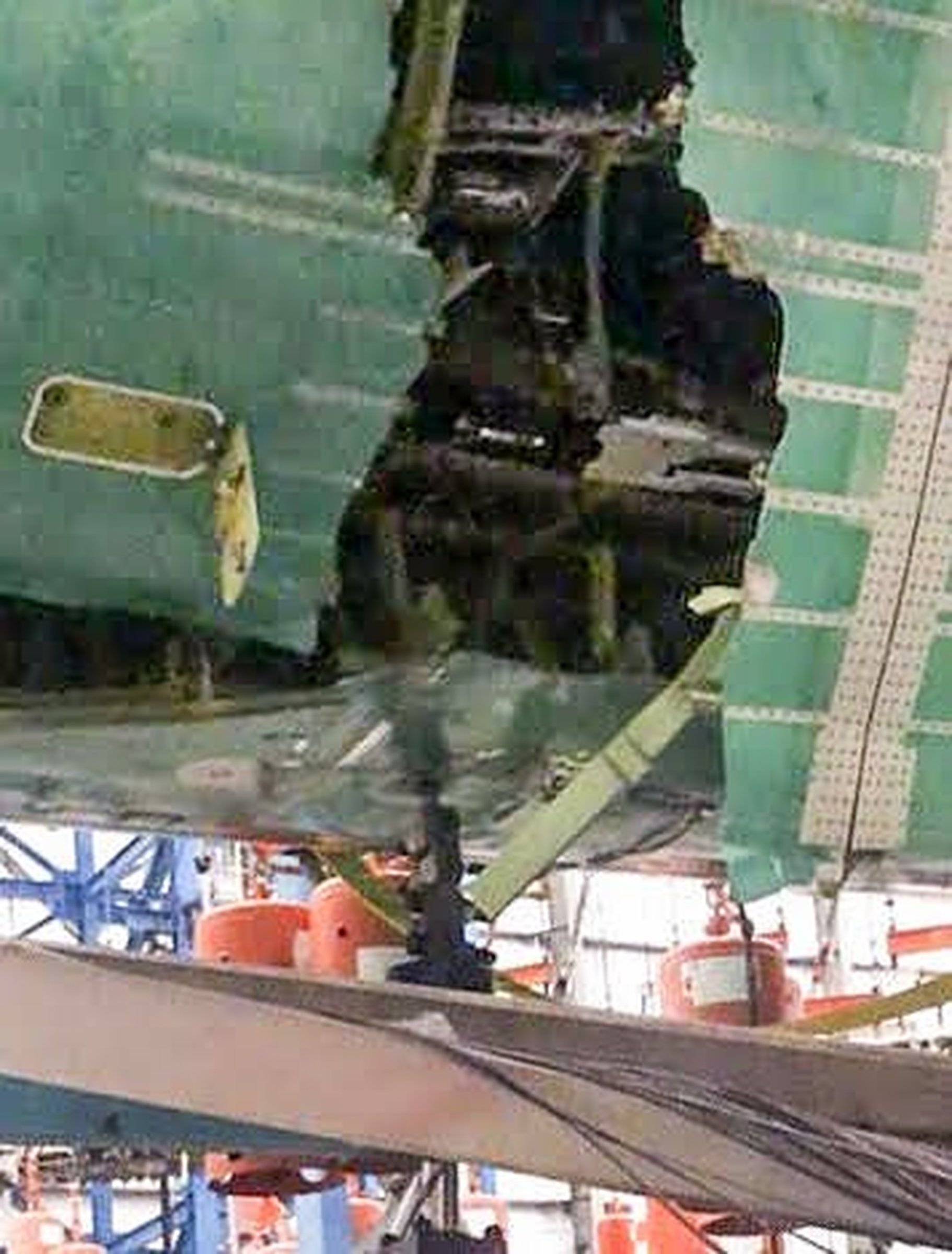 破損確認写真 Boeing 777X's fuselage split dramatically during September stress
