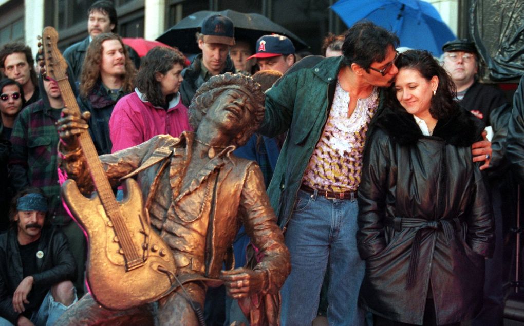 Leon Hendrix kisses his sister, Janie Hendrix, at the 1997 unveiling of a statue of their brother Jimi Hendrix on Capitol Hill. The statue is on permanent display at the intersection of Broadway Avenue and Pine Street. (Benjamin Benschneider / The Seattle Times)