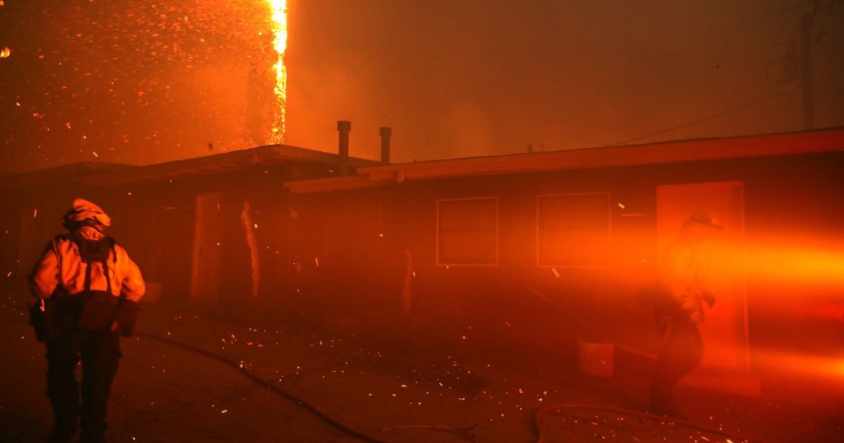 Sources say Boeing engine broke down en route to Woolsey fire, which grew at a terrifying rate