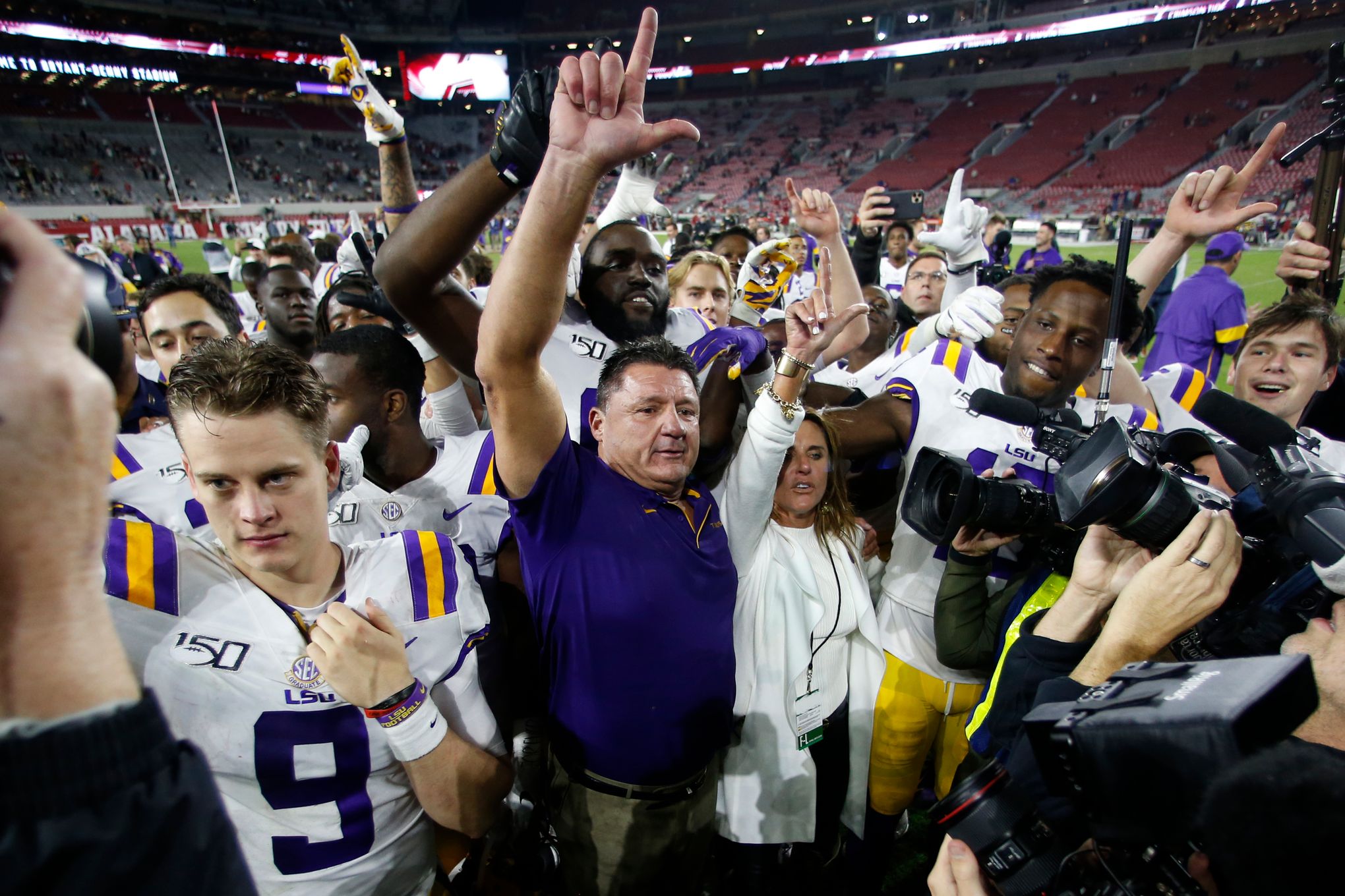 No. 1 Alabama overwhelms No. 10 LSU, 38-17 - CBS News