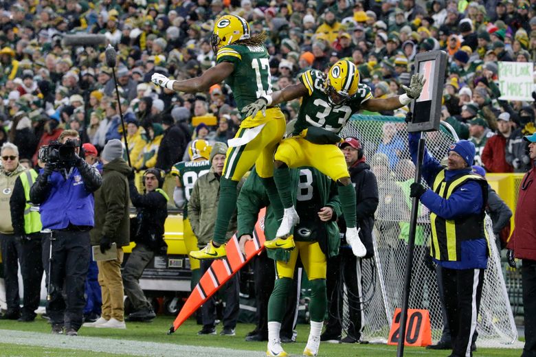 Green Bay Packers Jim Taylor running into endzone for touchdown vs