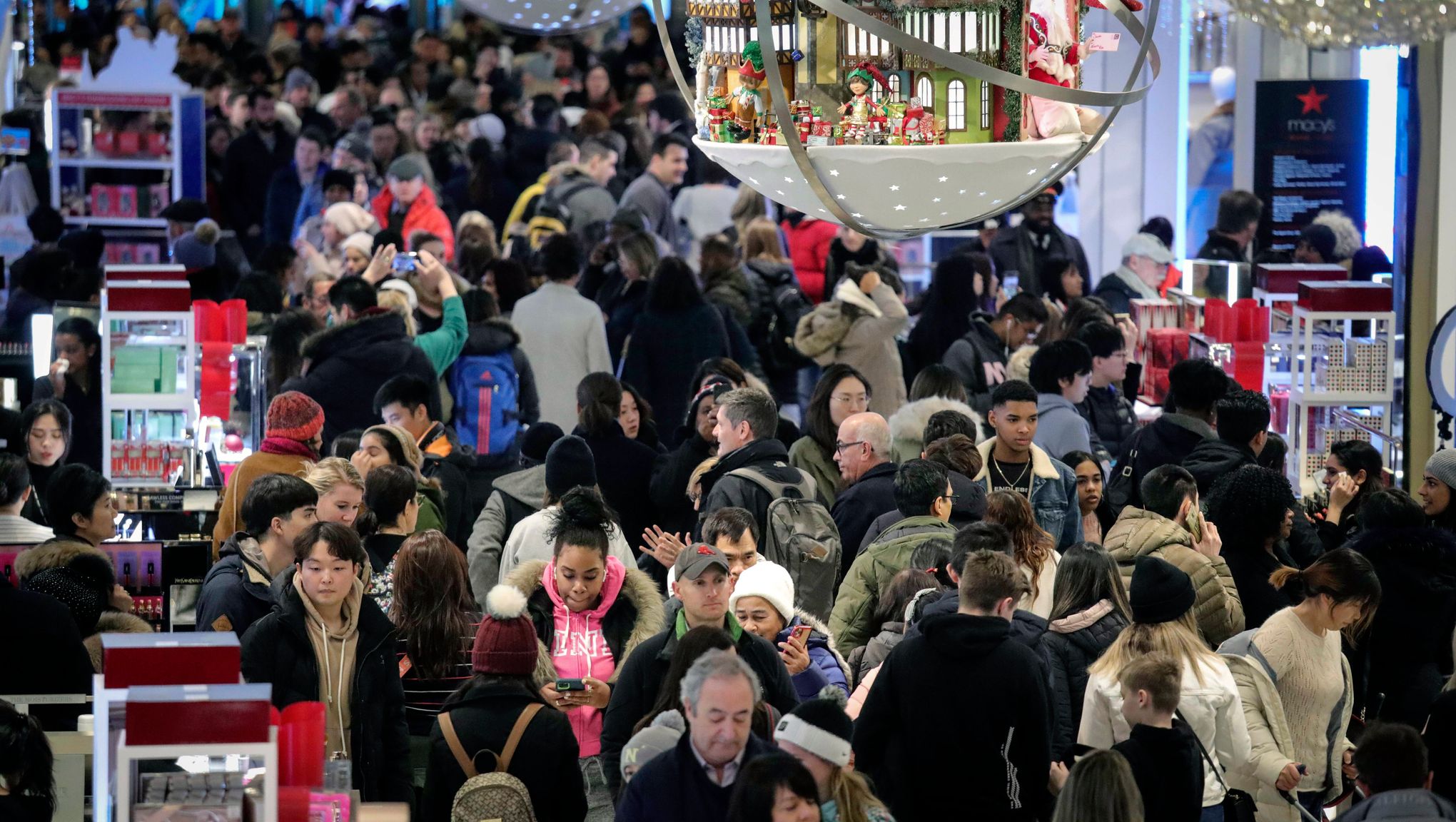 Thin Black Friday crowds mark U.S. holiday shopping kickoff