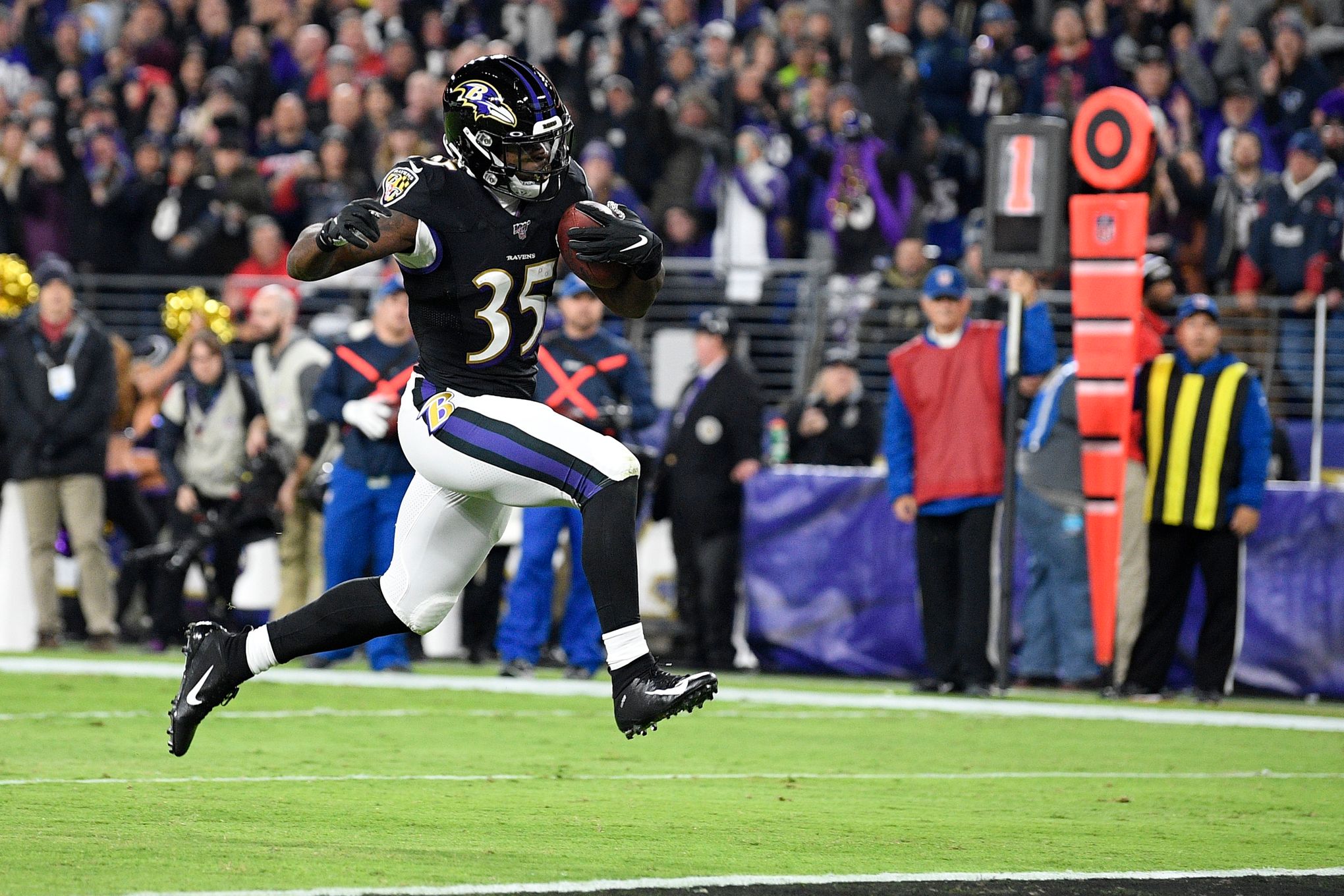 Stunning fumble return TD for Bengals beats Ravens, keeps