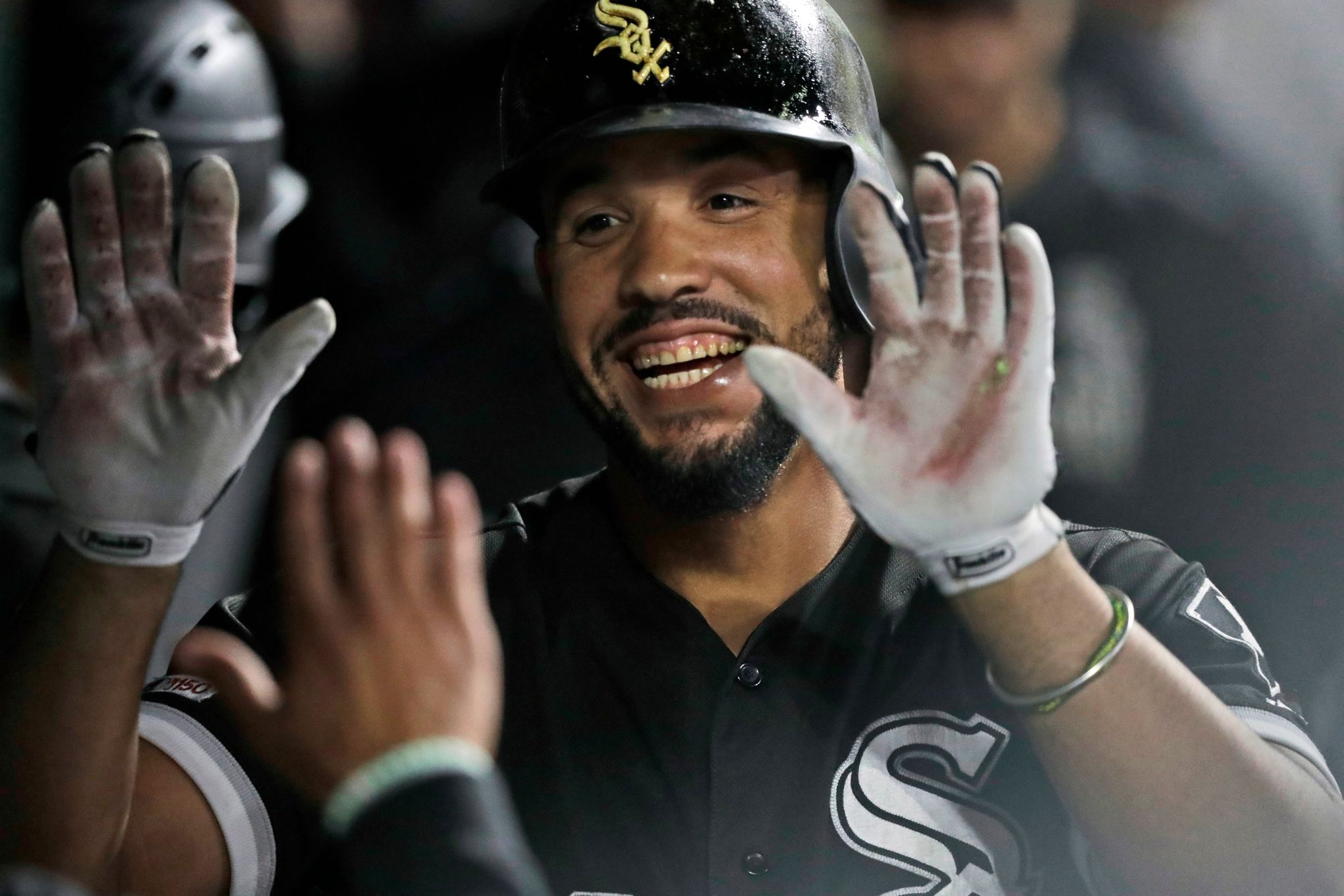 Jose Abreu accepts his one-year, $17.8 million qualifying offer from the  White Sox