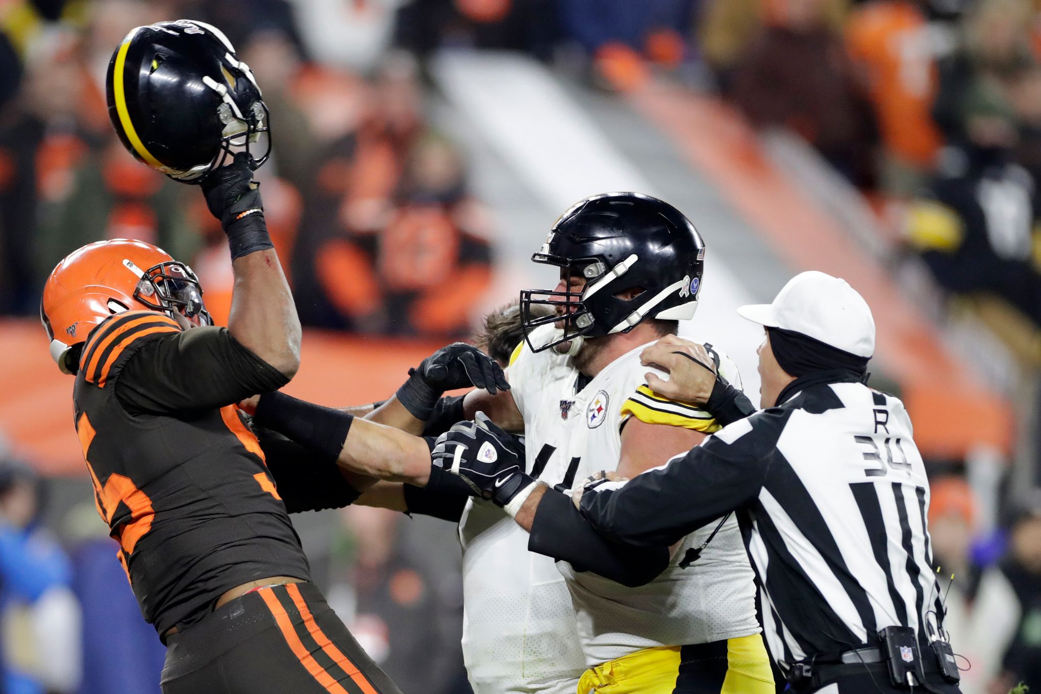 Browns, Steelers brawl at end of Cleveland's 21-7 win