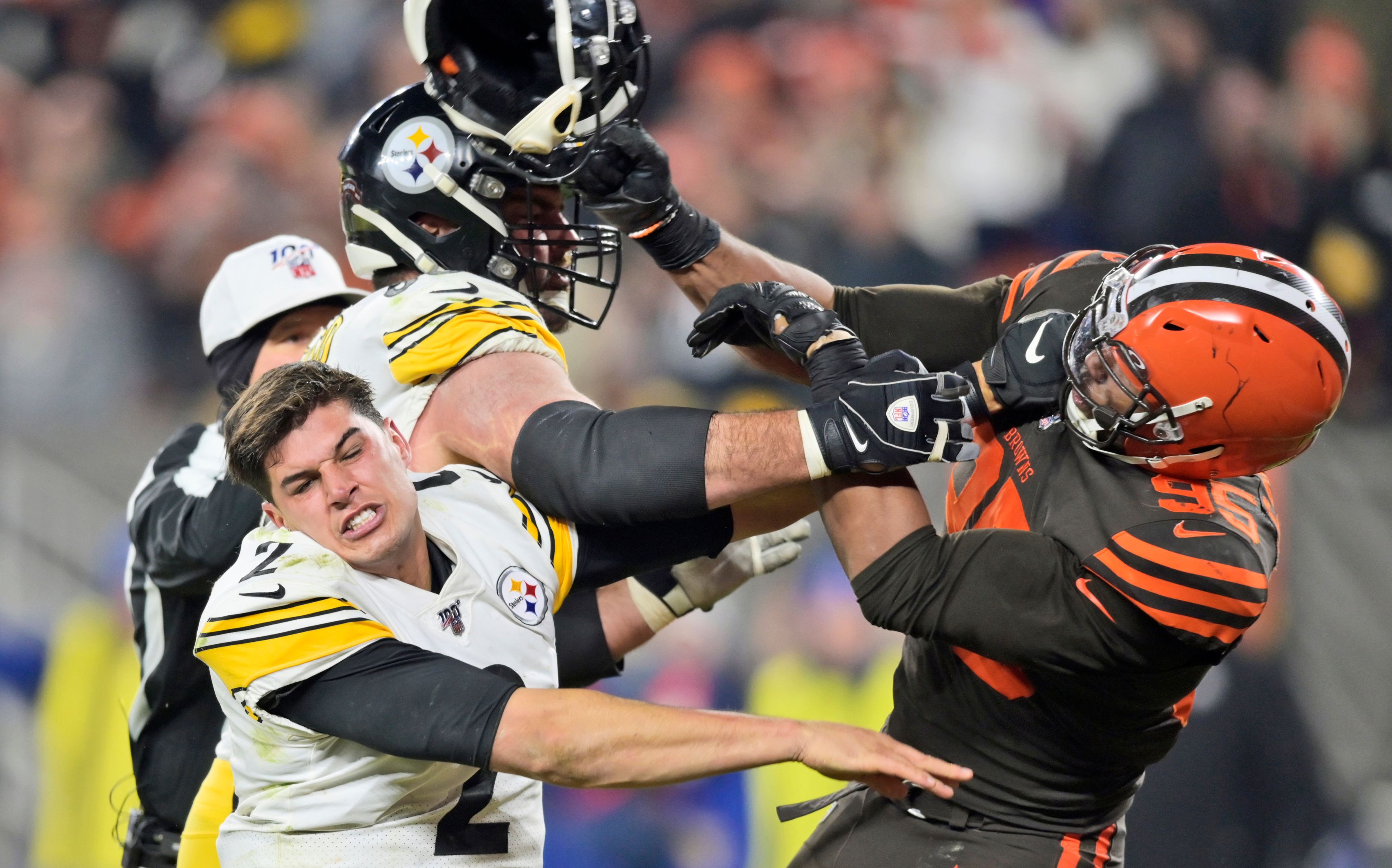 Garrett loses cool, hits Steelers QB with helmet in brawl | The