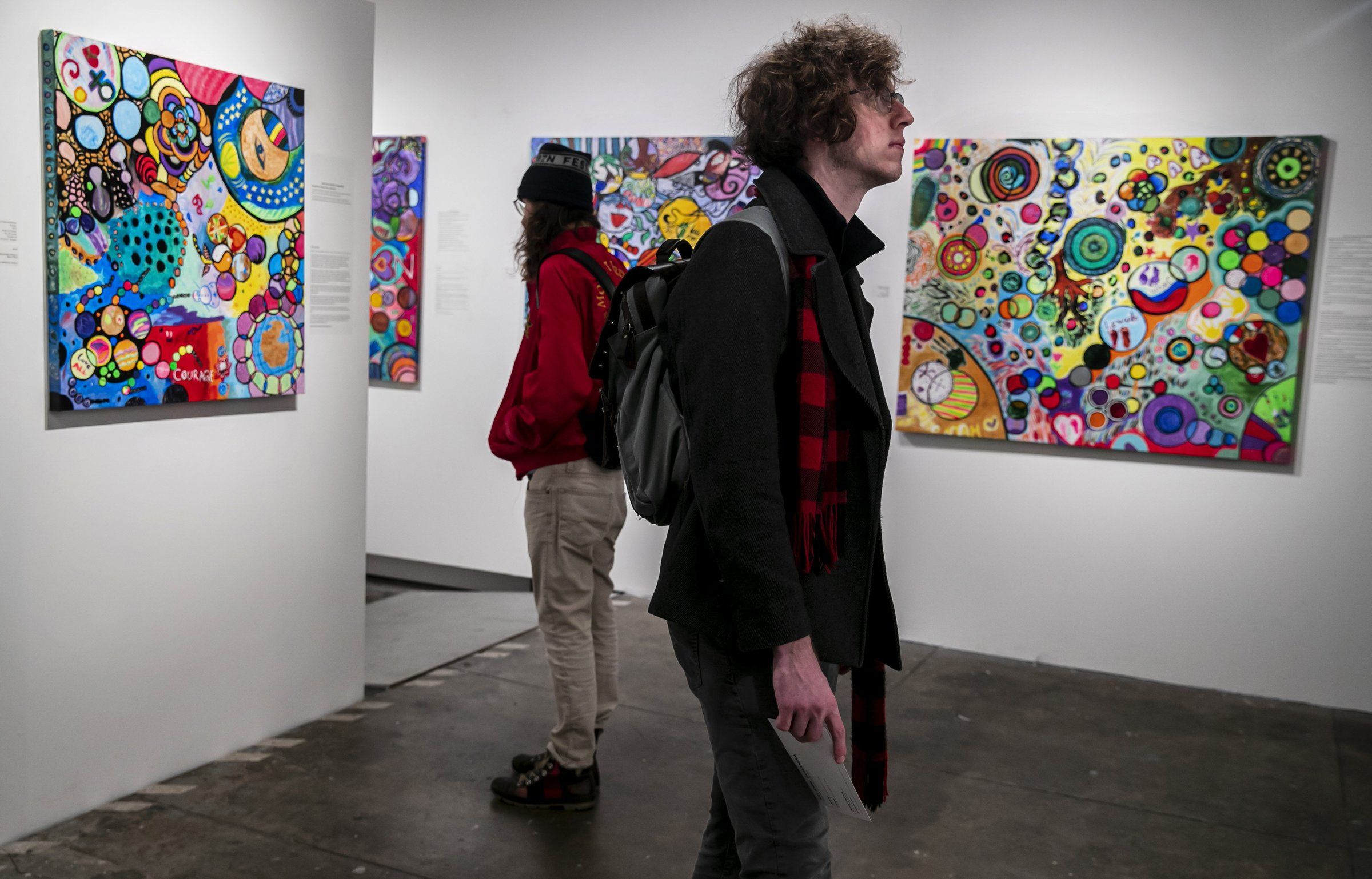 A Bothell artist goes to homeless shelters with empty canvases