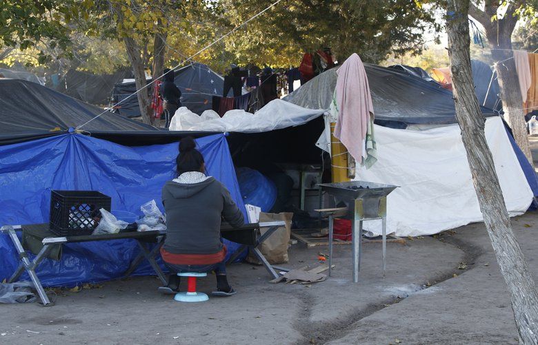 Mexicans fleeing violence form new encampment on border | The Seattle Times