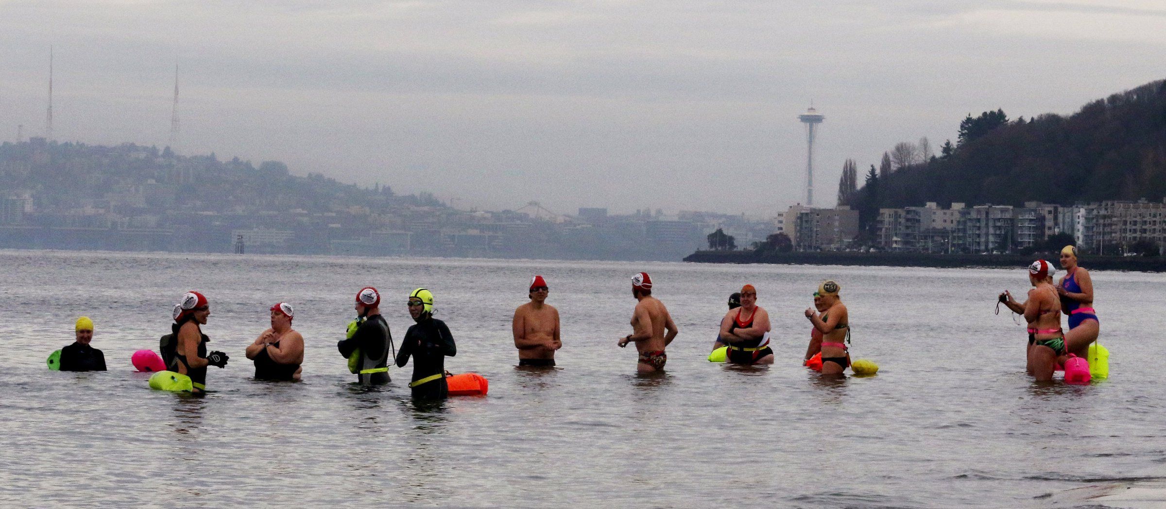 Swimmers brave the big chill weekly at Alki Beach | The Seattle Times