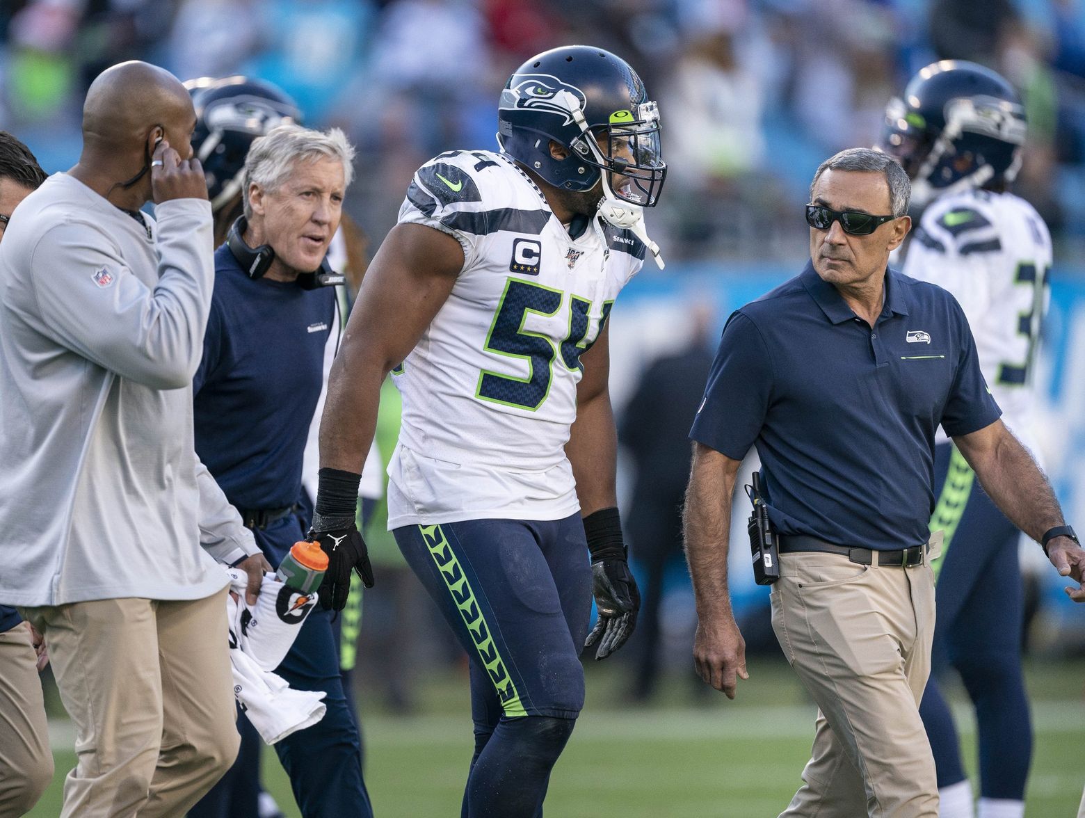 Bobby Wagner injury: Seahawks LB limps to locker room late in 2nd