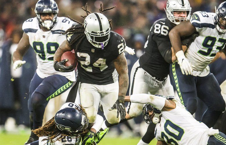 Marshawn Lynch denied chance from 1 — again; Seahawks lose on last play to  SF. Next: at PHI