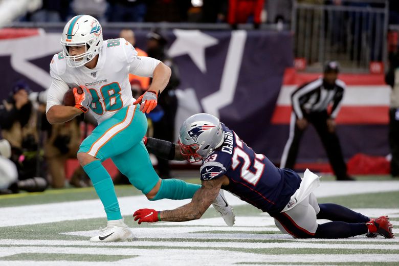 Dolphins stun Patriots 27-24, denying NE first-round bye