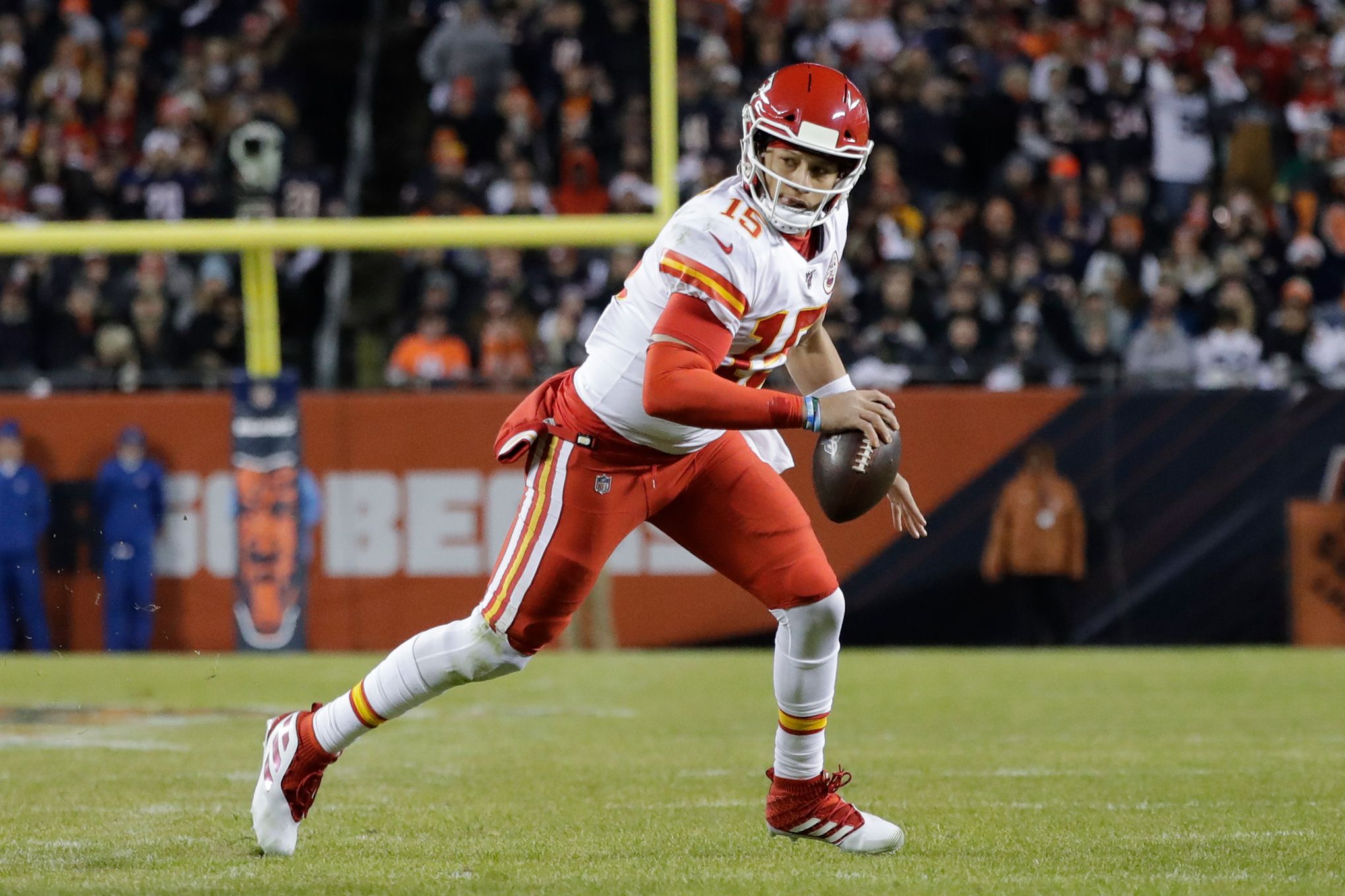 Mahomes throws 2 TDs as Chiefs beat Commanders