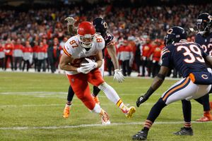 Mahomes Throws 2 TDs, Runs for 1 as Chiefs Beat Bears 26-3