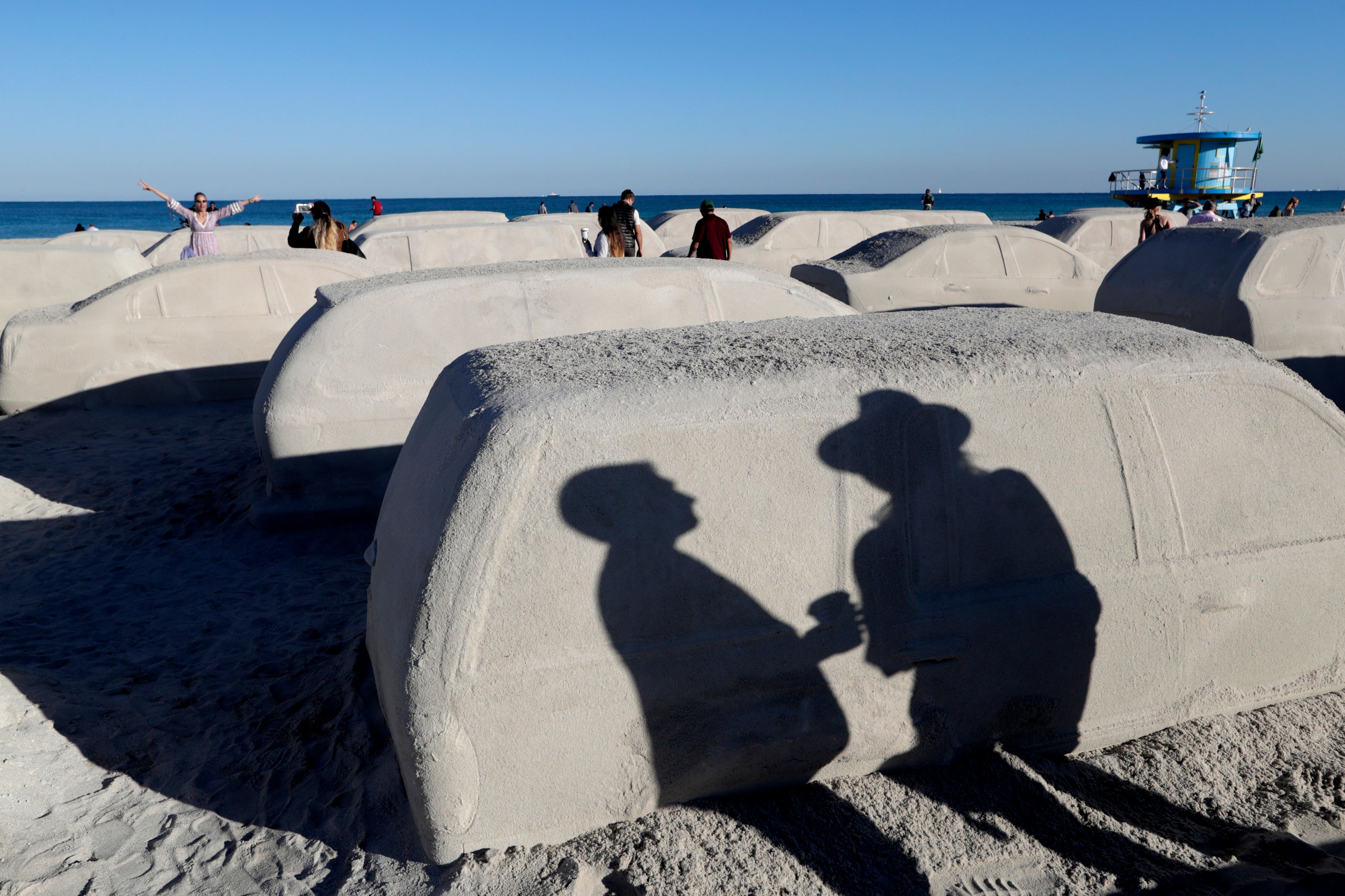 イヌイットアート石像　Mc LEOD YOUNG WEIR TOKYO 1985 Miami Beach unveils traffic sculpture made of sand | The Seattle Times