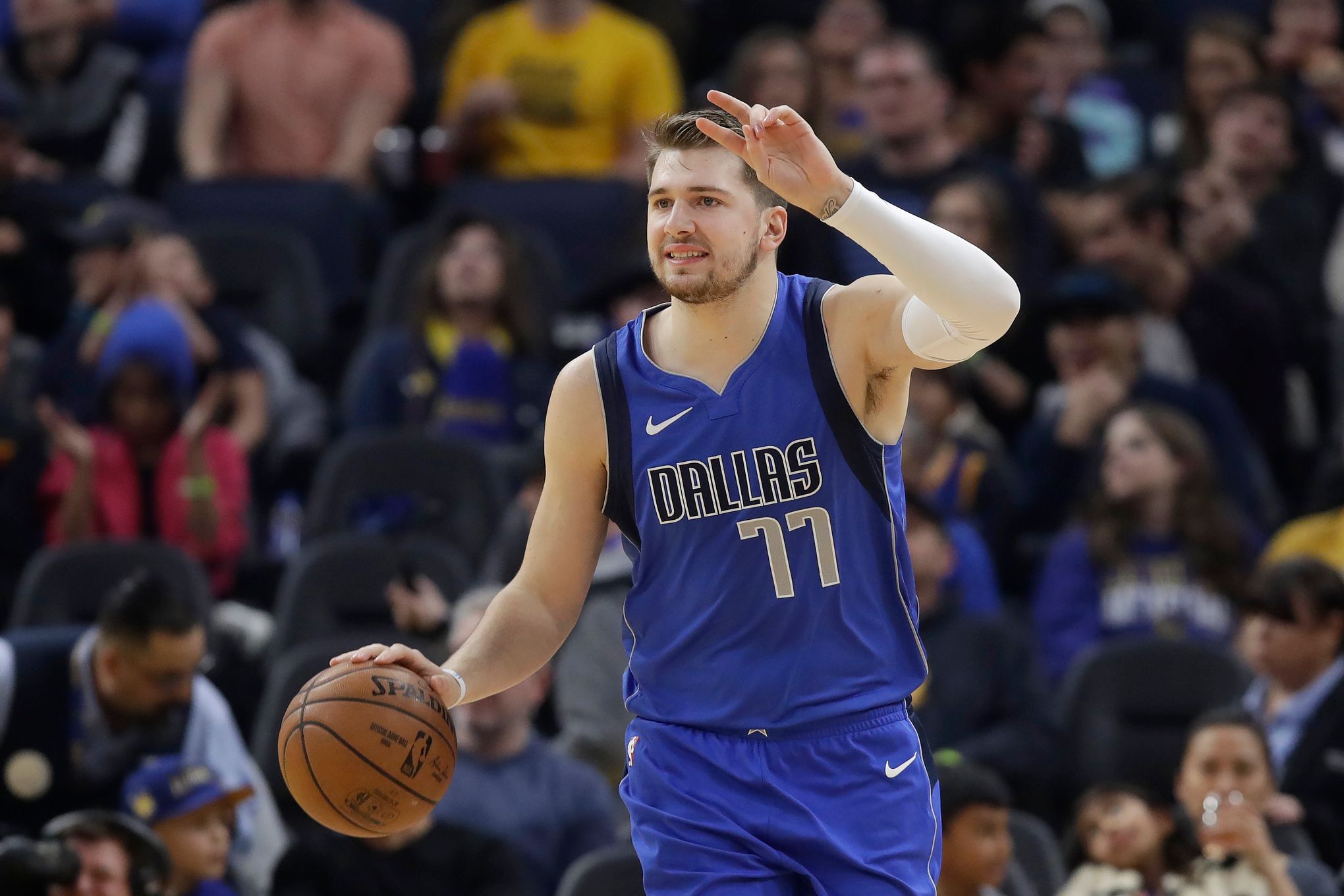 Lakers fall to Mavs on Christmas Day; Losing streak extended to 4