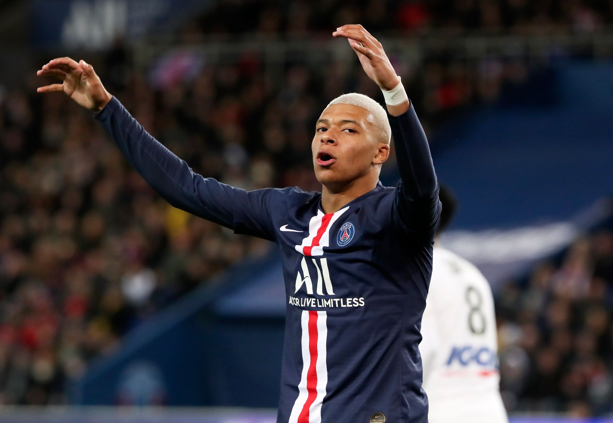 Kylian Mbappé scores 2 goals as PSG routs Lyon 4-1 in French