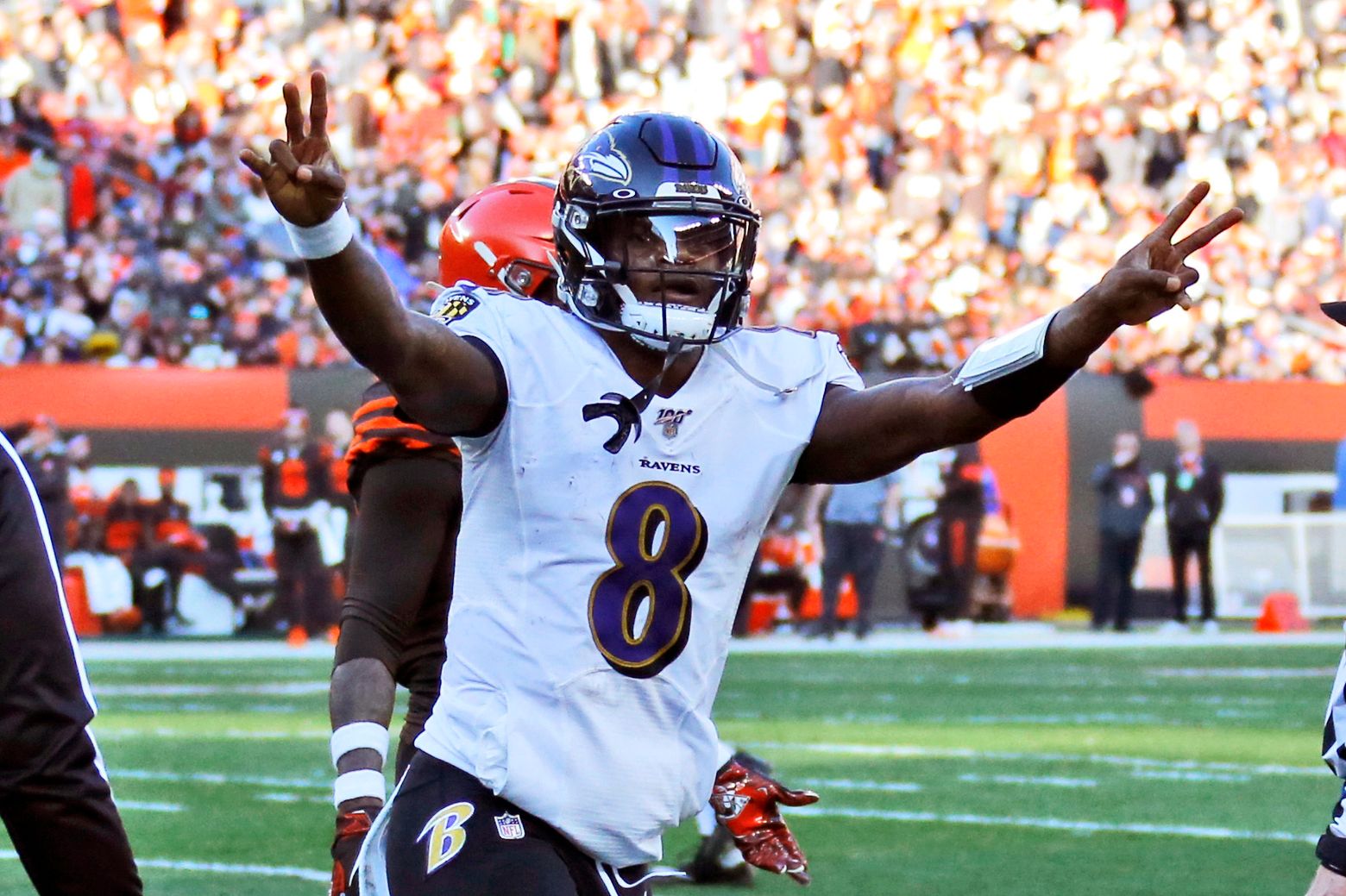 Lamar Jackson helps Baltimore Ravens extend win streak to eight games