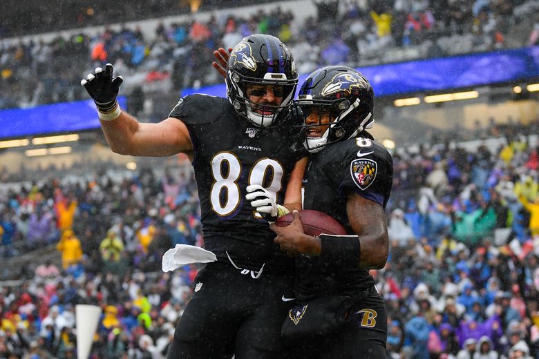 Baltimore Ravens tight end Mark Andrews (89) takes to the field