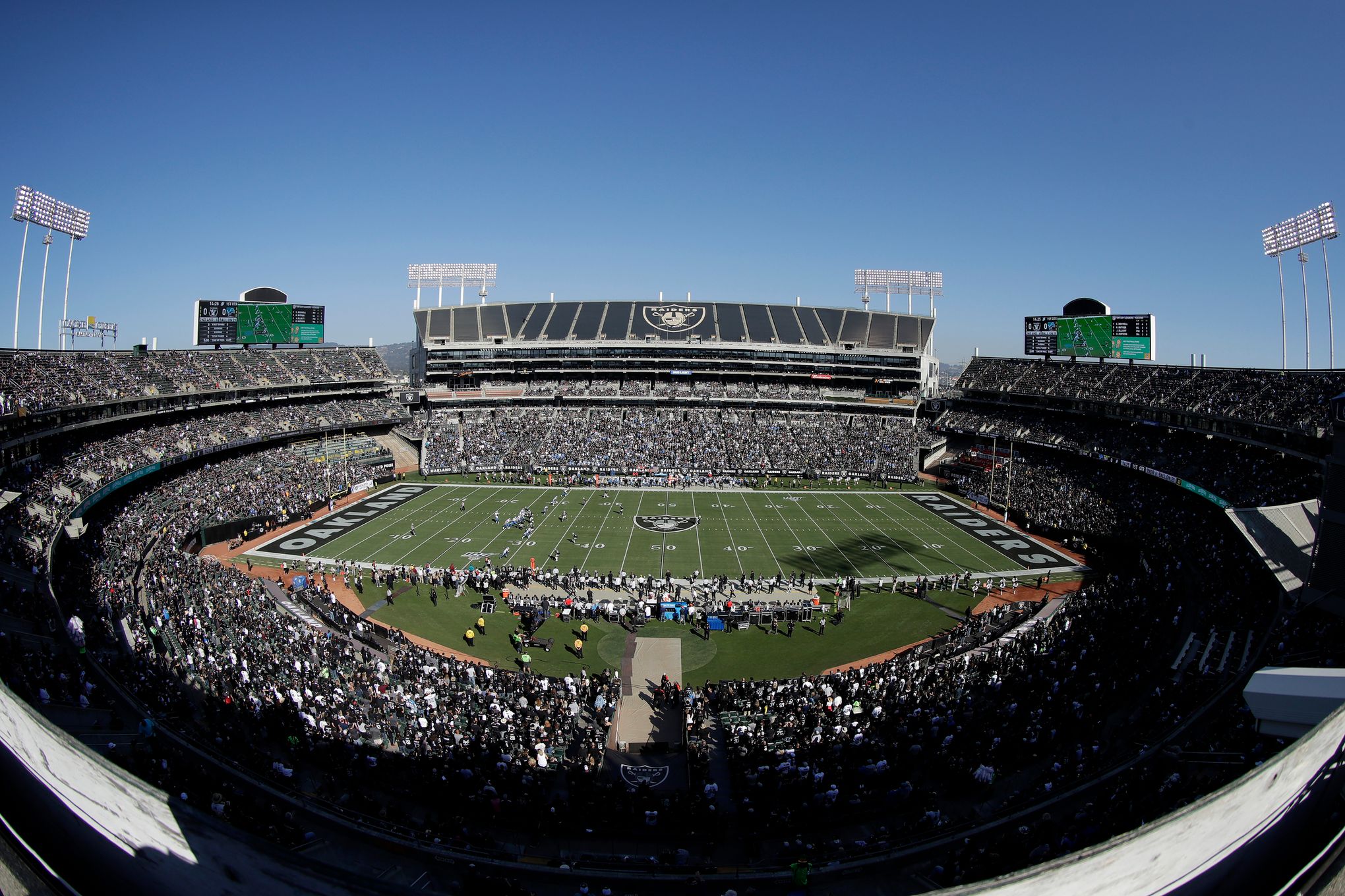 Raiders bid farewell to Oakland in game vs. Jaguars
