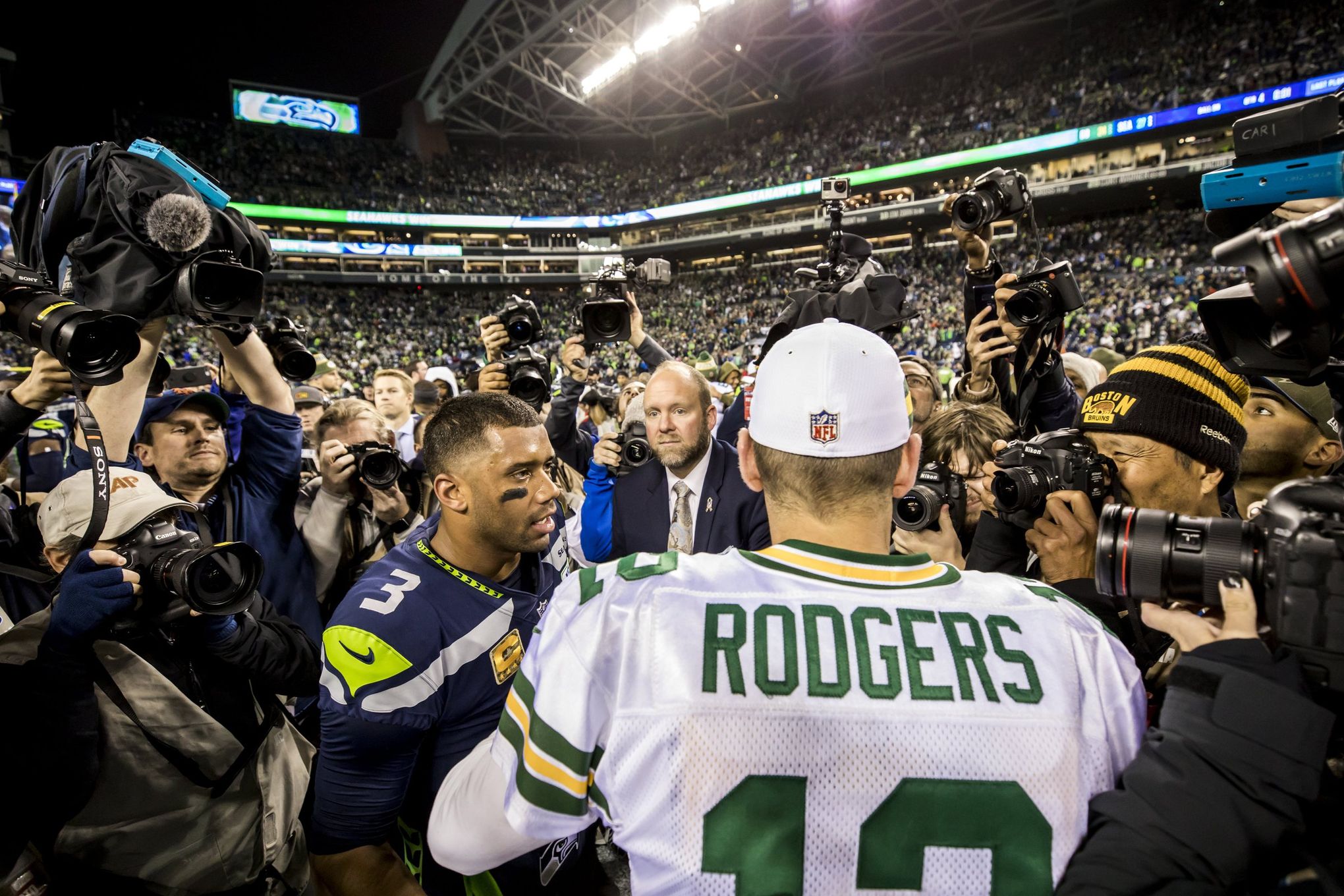 Aaron Rodgers, Russell Wilson return for slog of a game that