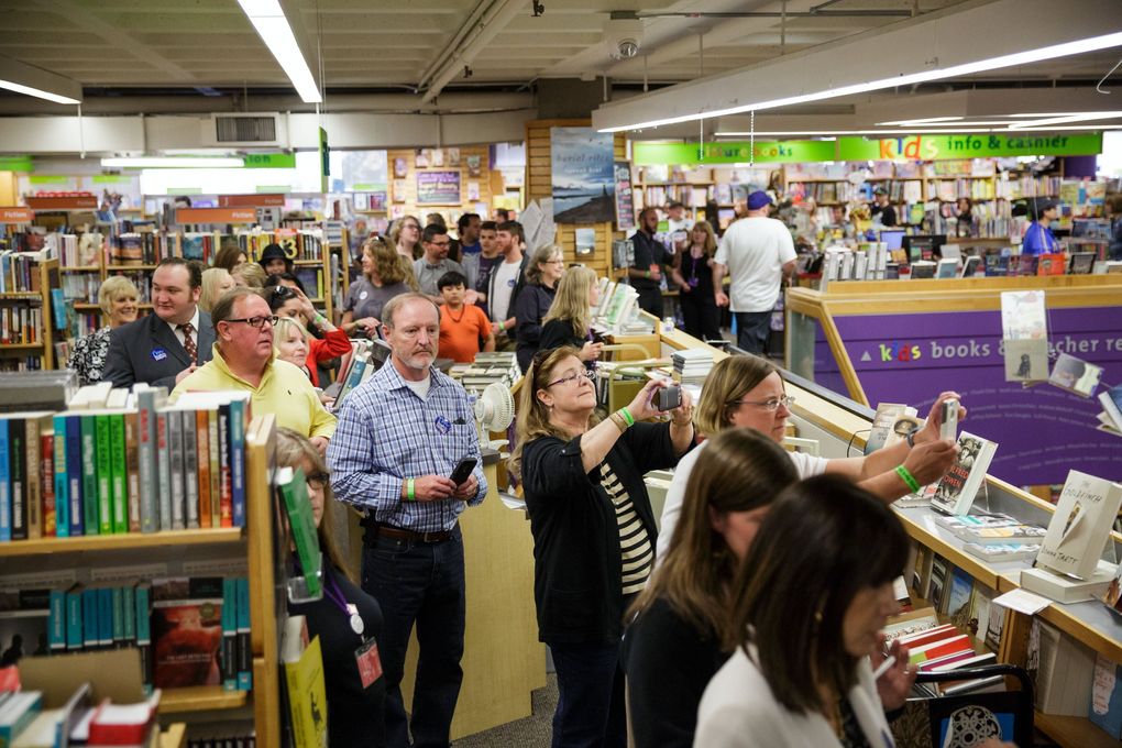 In 2014, a long queue formed to see former Secretary of State Hillary Rodham Clinton promoting the “Hard Choices” memoir at the University Bookstore. (MARCUS YAM / The Seattle Times)