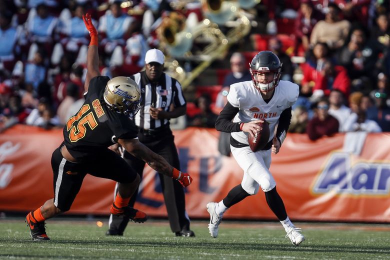 Anthony Gordon of the Washington State Cougars looks to throw the  Washington  state cougars, College football uniforms, Washington state football