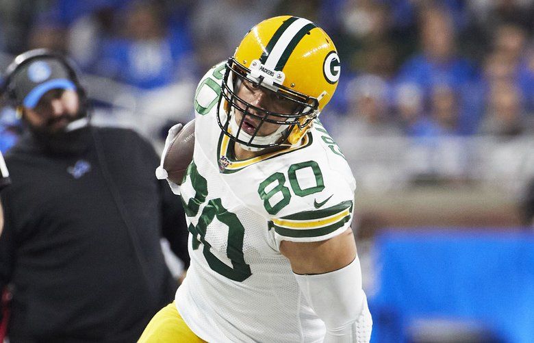 Former Packers TE Jimmy Graham attempts Lambeau Leap after Saints TD