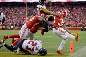 QB Patrick Mahomes leads comeback as Chiefs rally past Texans