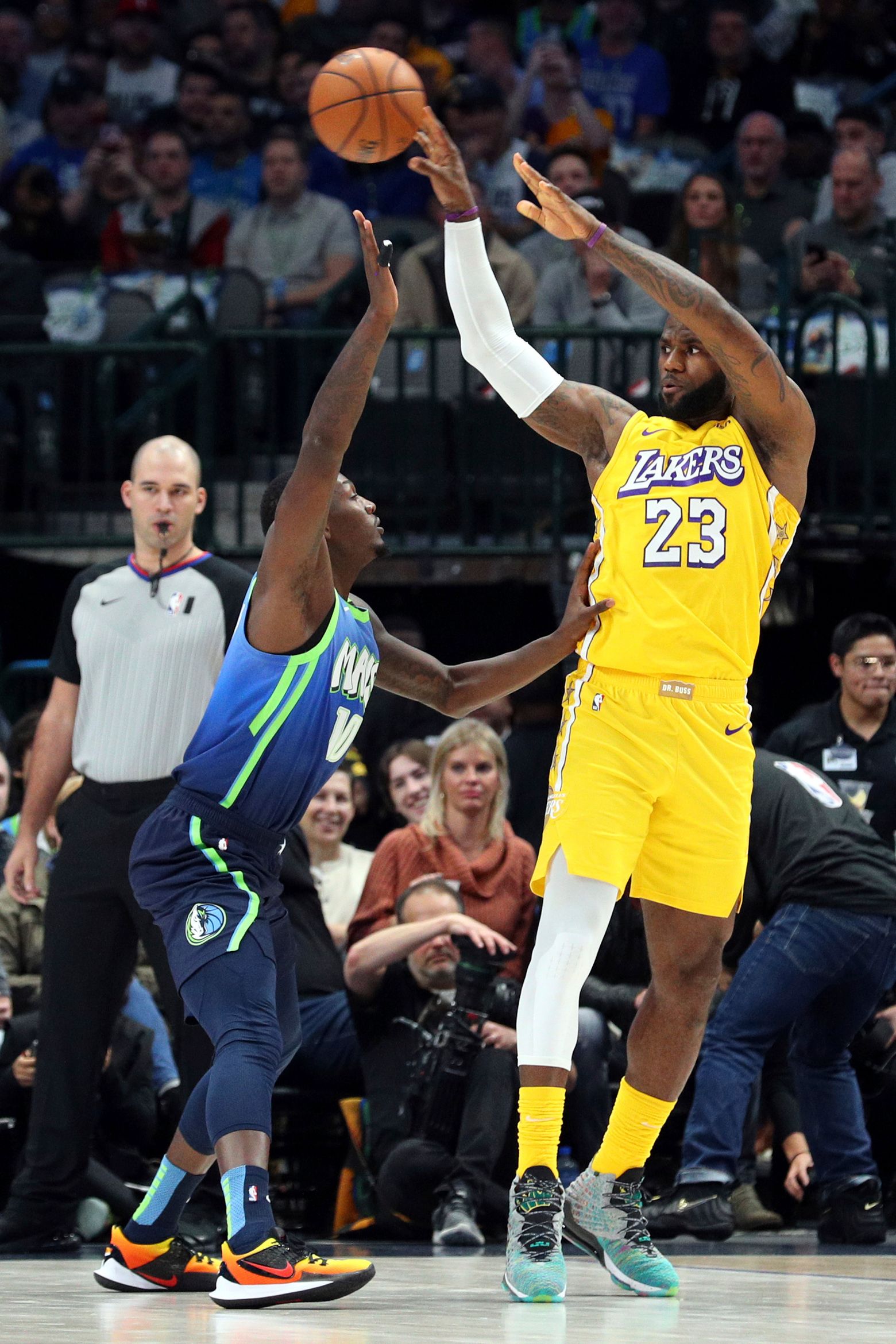 Lakers overcome 27-point deficit to defeat Mavericks, complete