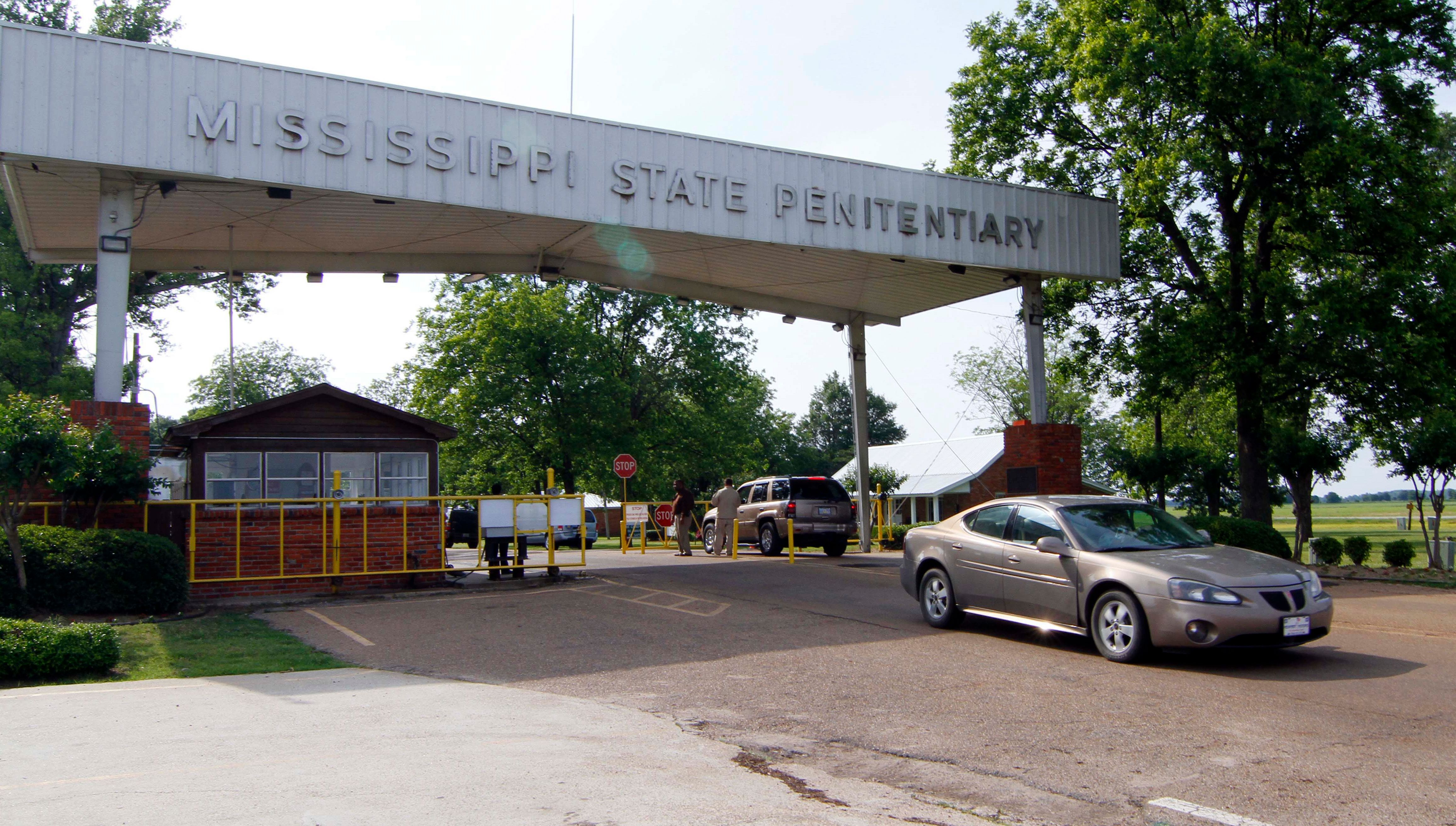 Mississippi, lacking guards, sends inmates to private prison | The