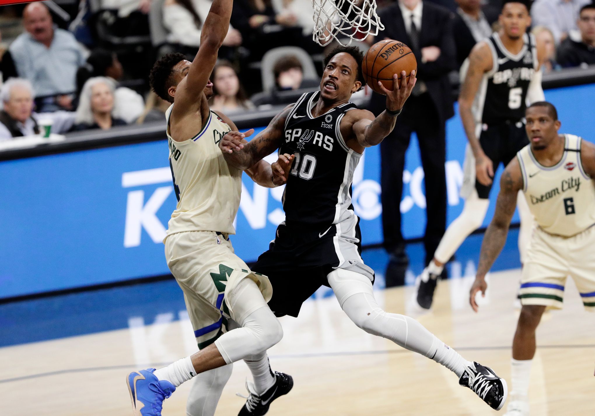 Spurs hit 19 3-pointers to stop NBA-best Bucks, 126-104