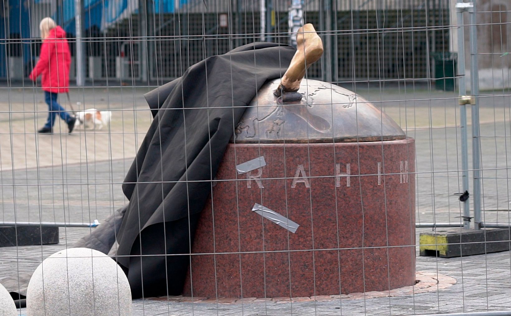 Debate in Malmo rages over battered Ibrahimovic statue | The