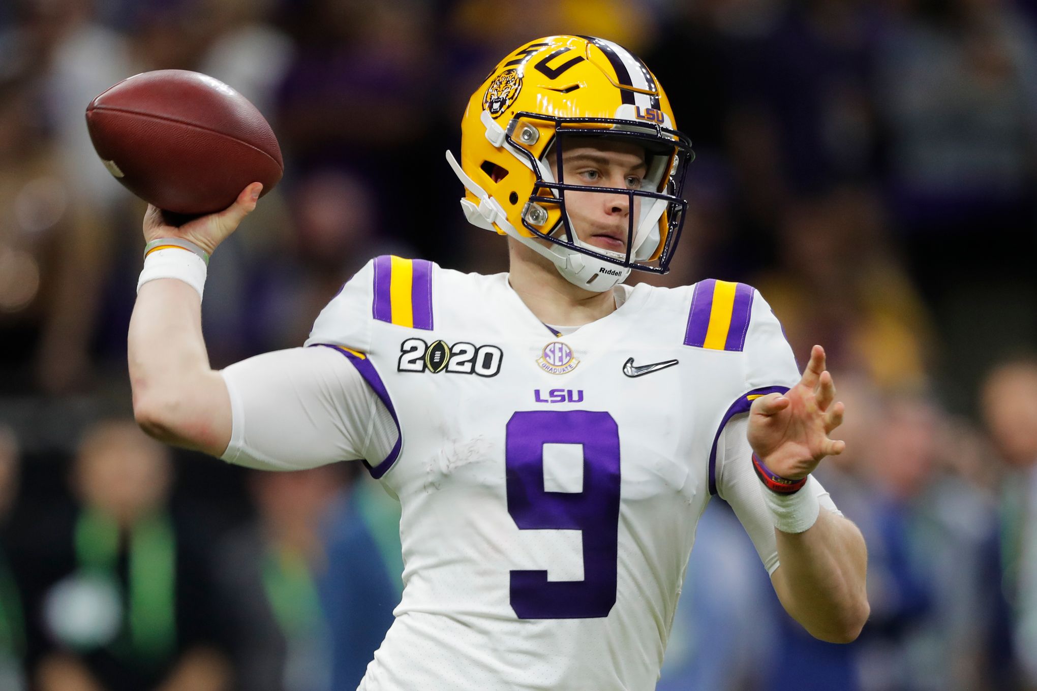 Clemson's Trevor Lawrence Hooks Up with Tee Higgins on 58-Yard Touchdown 