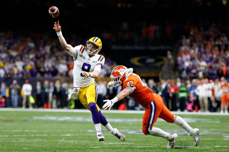 Joe Burrow enters the Superdome in Ja'Marr Chase's LSU National