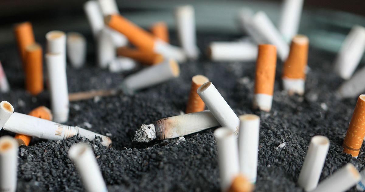 what percentage of us smokes cigarettes Cigarette Smoking --- United States, 1965--2008