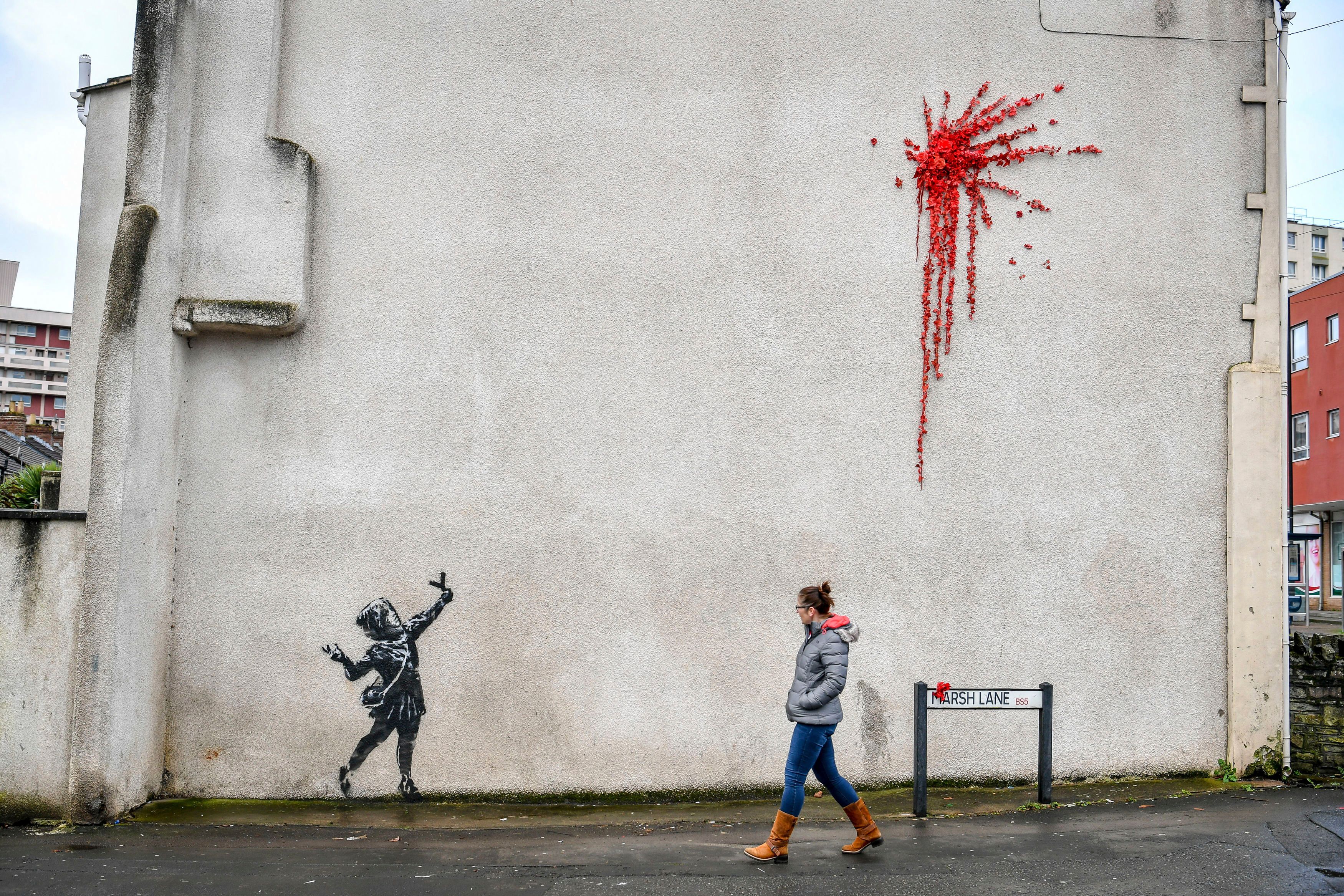banksy 支援 Banksy's Valentine's Day mural covered after it was defaced | The