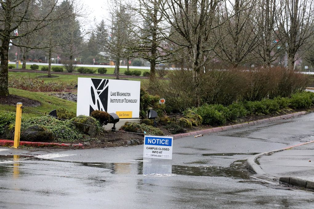 The Lake Washington Institute of Technology in Kirkland posted signs stating the school was closed Monday. (Greg Gilbert / The Seattle Times)