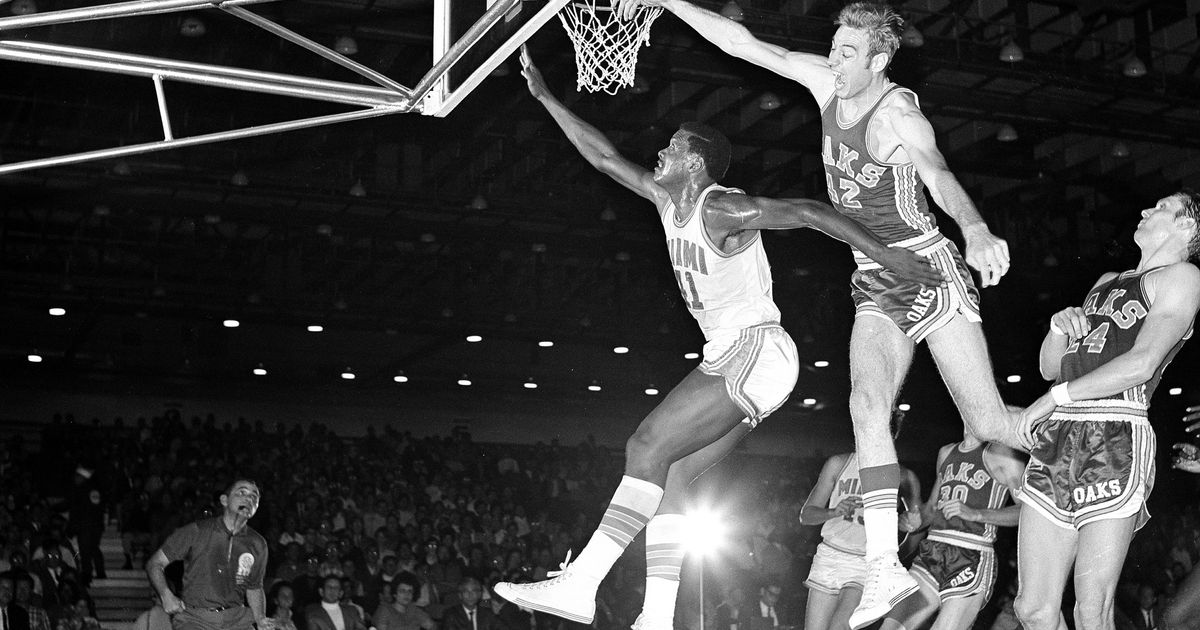 Les Hunter, star on Loyola Chicago championship team, dies | The ...