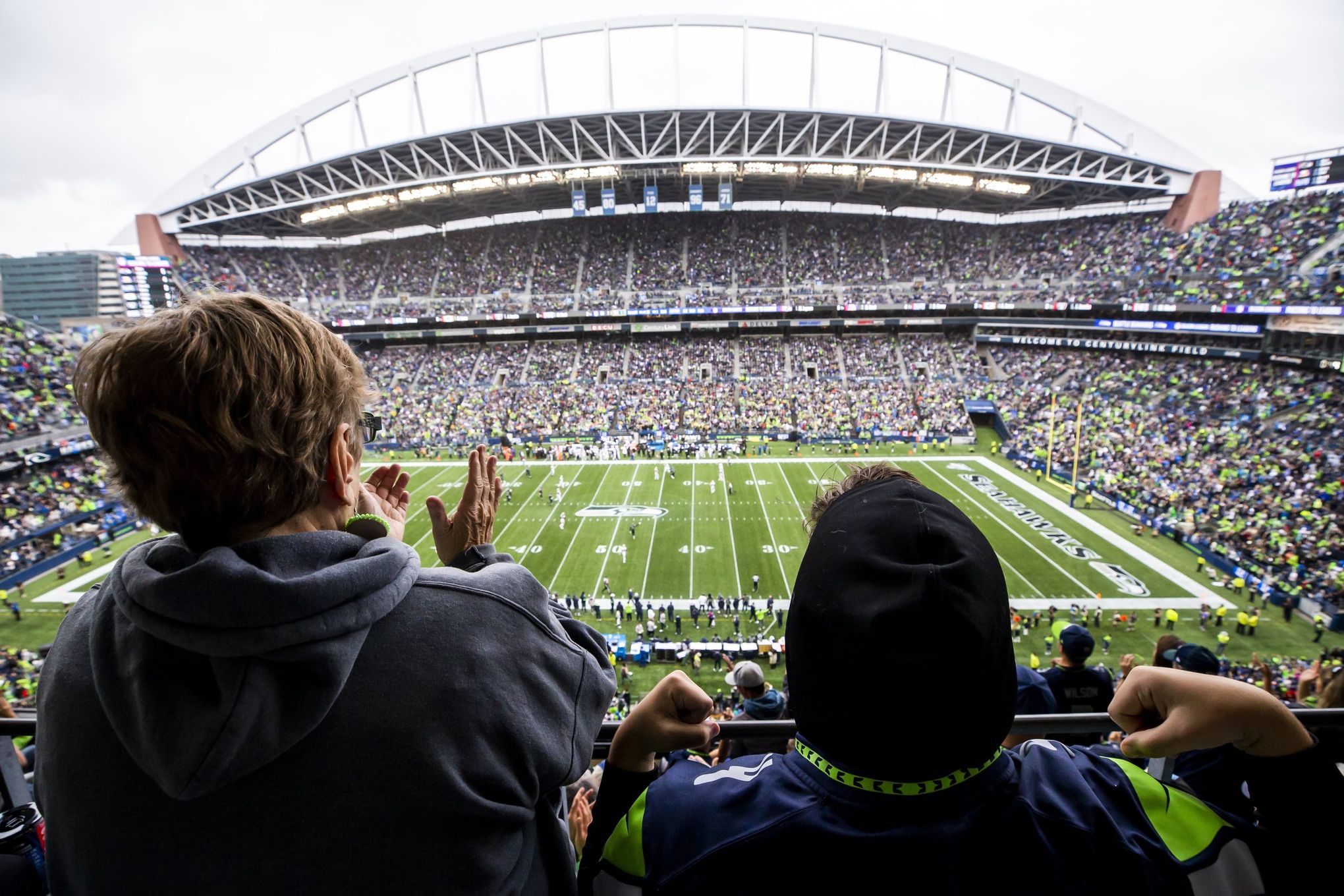 Seahawks help Mariners open home slate